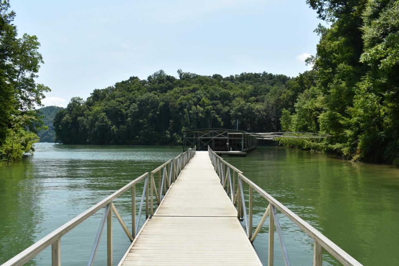 Tree Top Lodge: Lakeside Cabin Retreat with Hot Tub and Mountain Views Butler Exterior photo