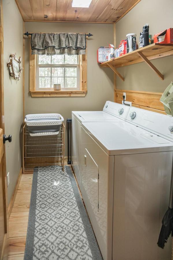 Tree Top Lodge: Lakeside Cabin Retreat with Hot Tub and Mountain Views Butler Exterior photo