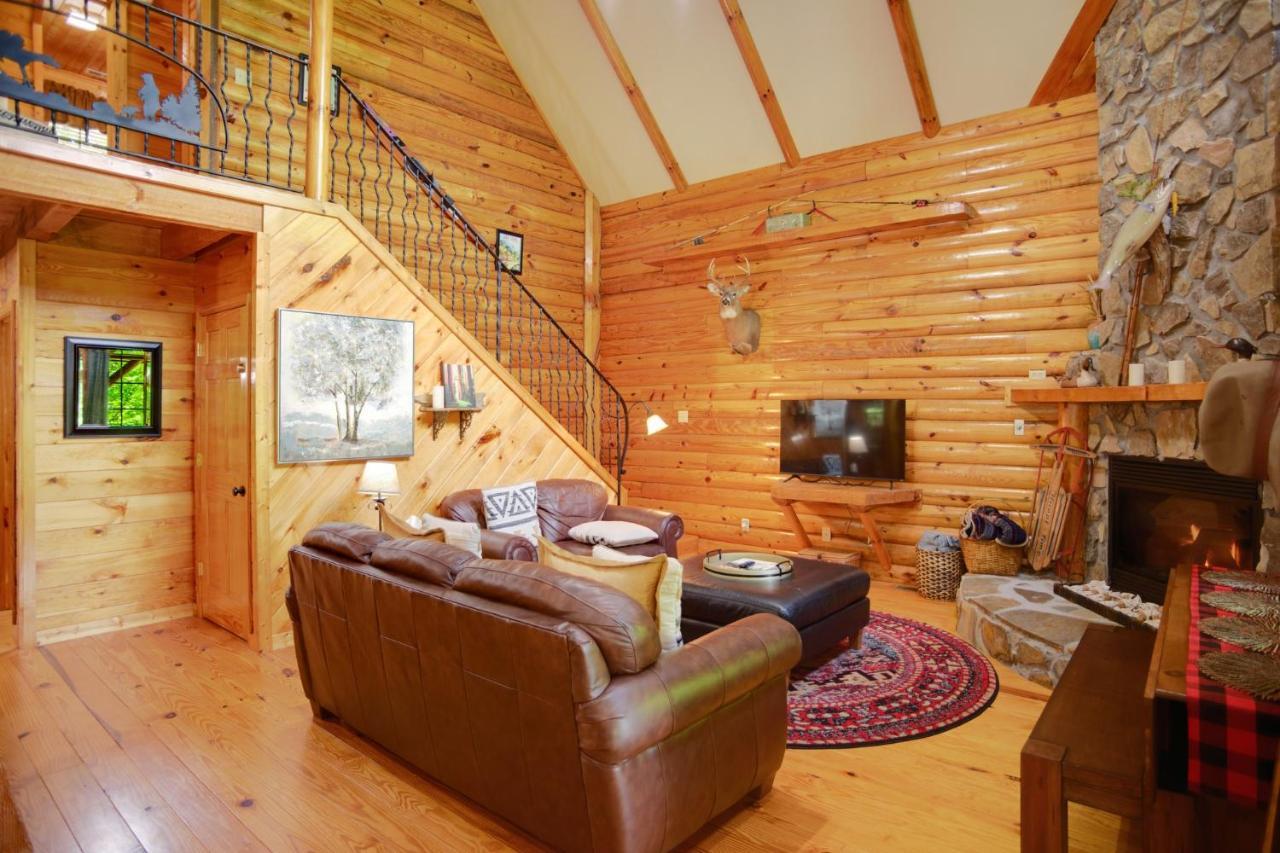Tree Top Lodge: Lakeside Cabin Retreat with Hot Tub and Mountain Views Butler Exterior photo